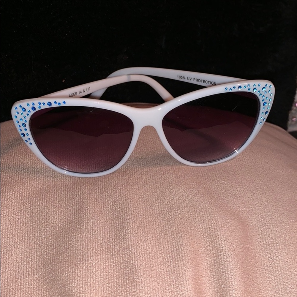 White Vintage Rhinestone Cat Eye Sunglasses